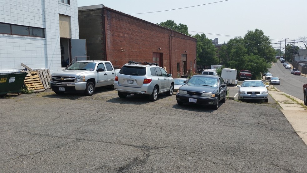 More Photos Of 3219-3221 Colvin St, Alexandria Warehouse For Lease