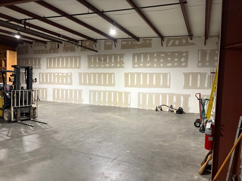 More Photos Of 124 Mead Rd, Hardeeville Warehouse For Lease