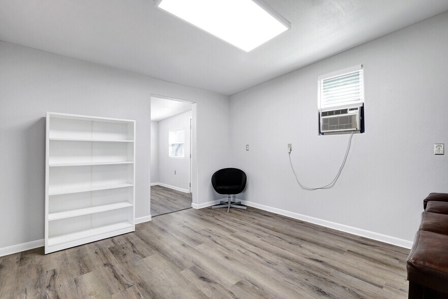 More Photos Of 1016 E Borgfeld Dr, San Antonio Flex For Sale