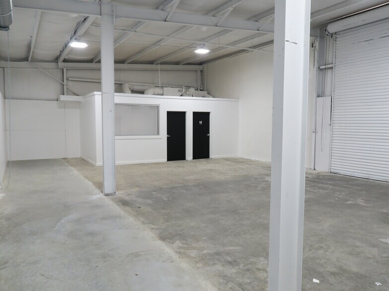 More Photos Of 5638 Star Ln, Houston Auto Dealership For Lease