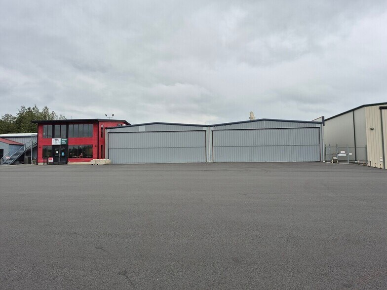 More Photos Of 15426 Airport Dr, Burlington Airplane Hangar For Lease