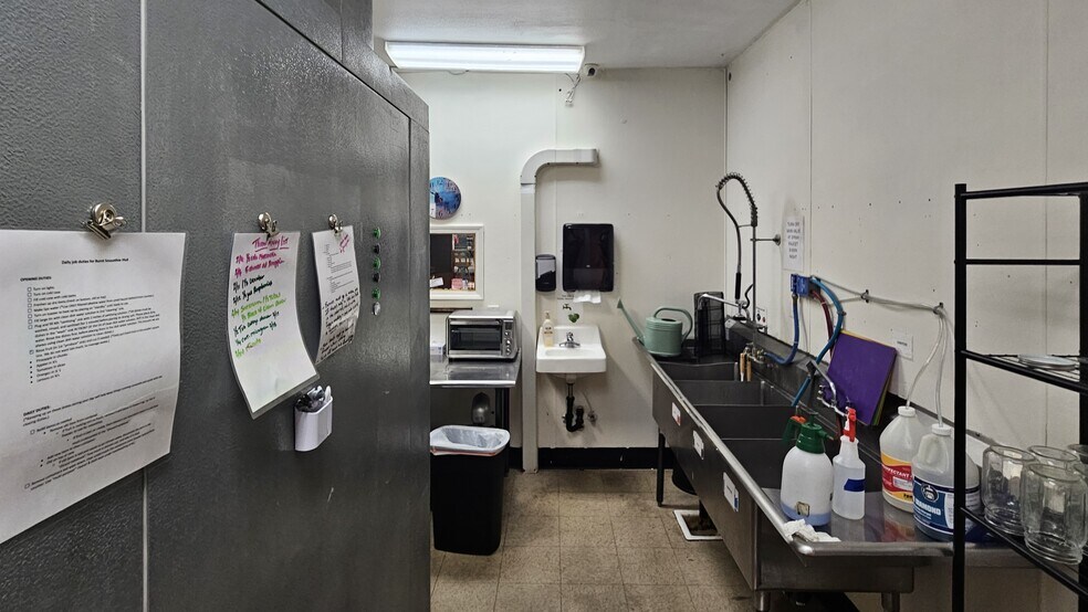 More Photos Of 165 N 1st St, Kalama Storefront For Lease