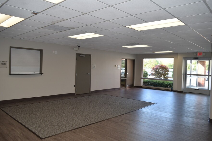 More Photos Of 39500 W Ten Mile Rd, Novi Medical For Lease