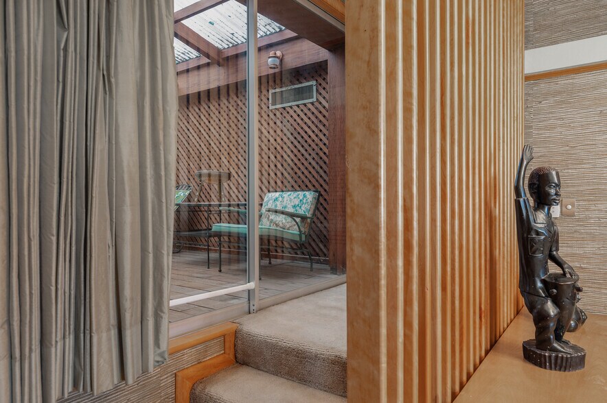 More Photos Of 531 W Main St, Denison Office For Sale