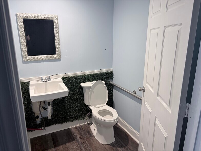 More Photos Of 4422 N Roxboro St, Durham Freestanding For Lease