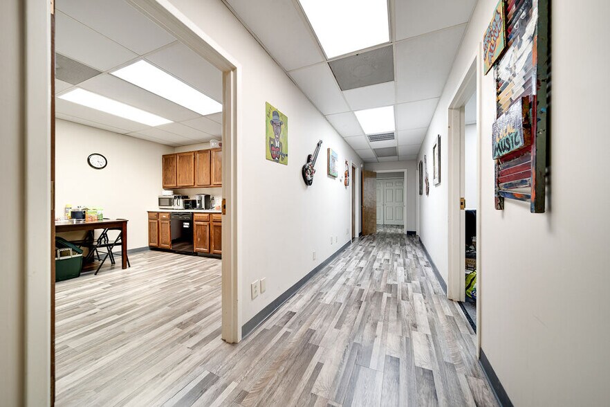 More Photos Of 136 Walton Ferry Rd, Hendersonville Office For Sale