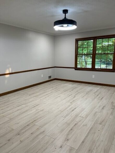 More Photos Of 355 E Crossville Rd, Roswell Office For Sale