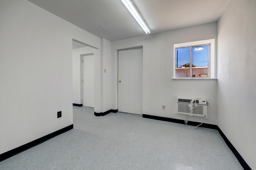 More Photos Of 10207 Market St, Houston Warehouse For Lease