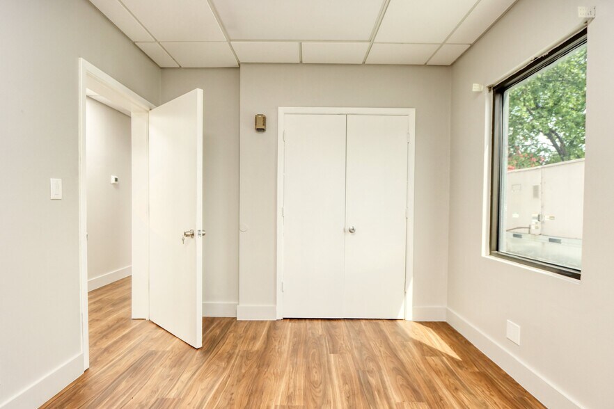 More Photos Of 1717 N Garrett Ave, Dallas Medical For Sale