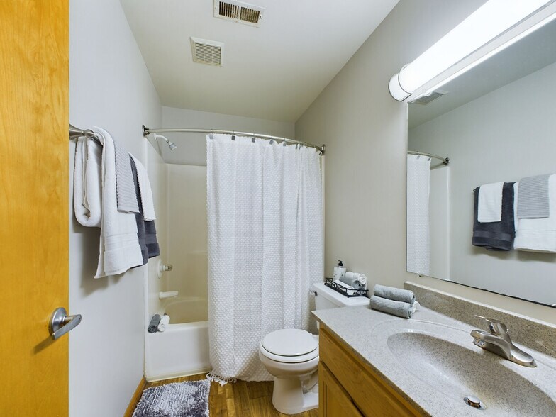 More Photos Of 1533 Arbors Ln, Bloomington Apartments For Sale
