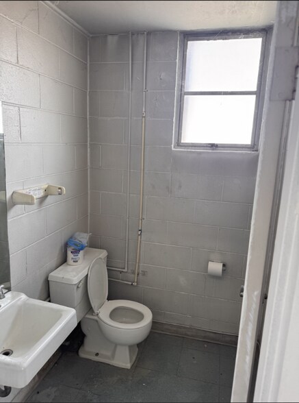 More Photos Of 102 Prince St, Shelbyville General Retail For Sale