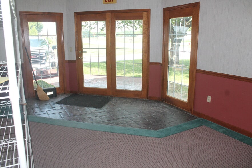 More Photos Of 1300 N Reed Station Rd, Carbondale Industrial For Sale