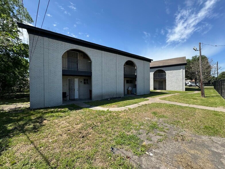 More Photos Of 105-109 Cypress Ave, Crosby Apartments For Sale