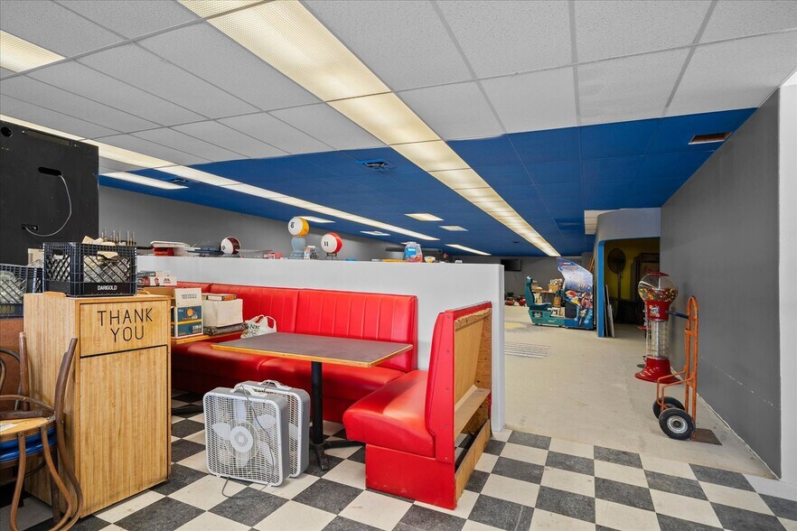 More Photos Of 120-124 E Crawford St, Deer Park Freestanding For Sale