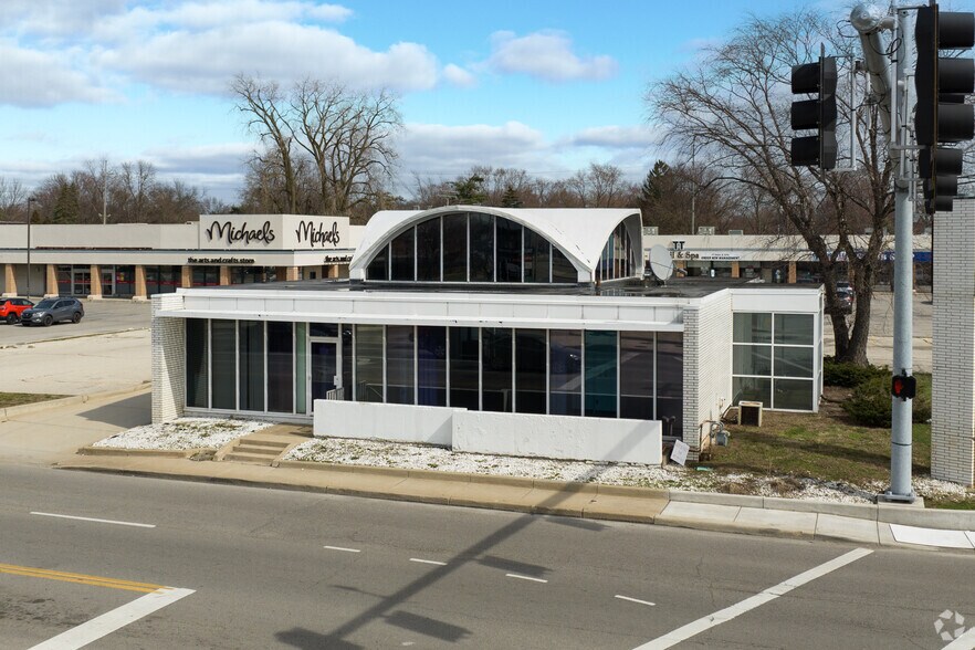 Primary Photo Of 5072 Monroe St, Toledo Bank For Lease