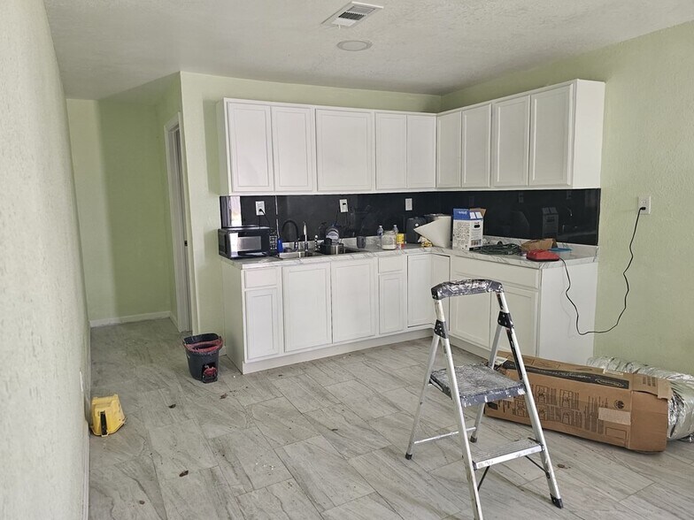 More Photos Of 11010 W Joan Dr, Odessa Warehouse For Lease