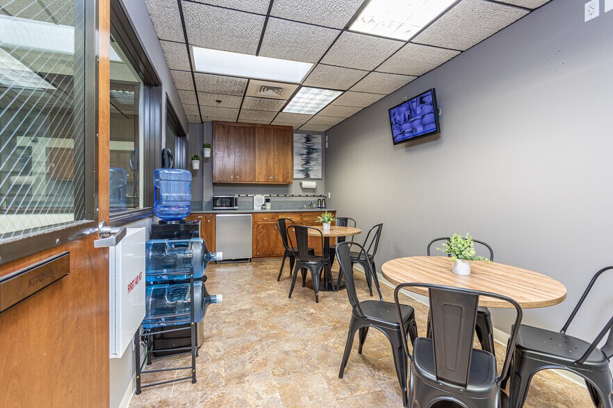 More Photos Of 132-142 W Verdugo Ave, Burbank Unknown For Lease