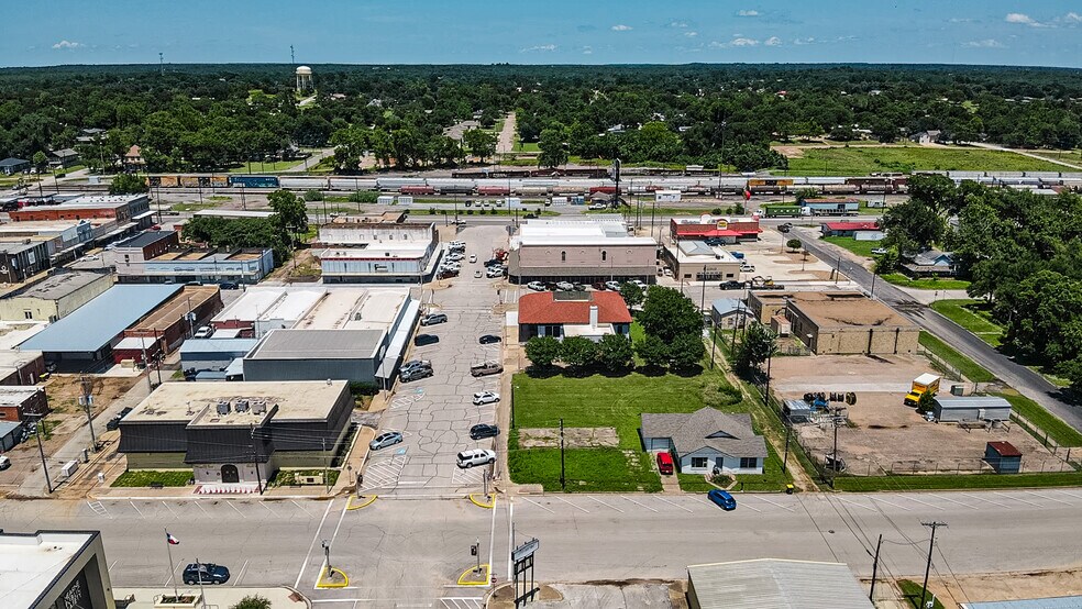 More Photos Of 302 S Magnolia St, Hearne Restaurant For Sale