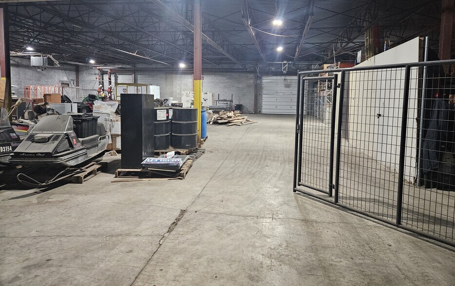 More Photos Of 1406-1414 E Pine St, Midland Warehouse For Lease
