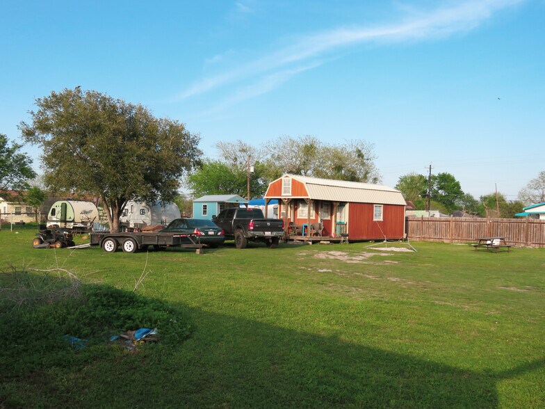 More Photos Of 809 Wood Ave, Woodsboro Restaurant For Sale