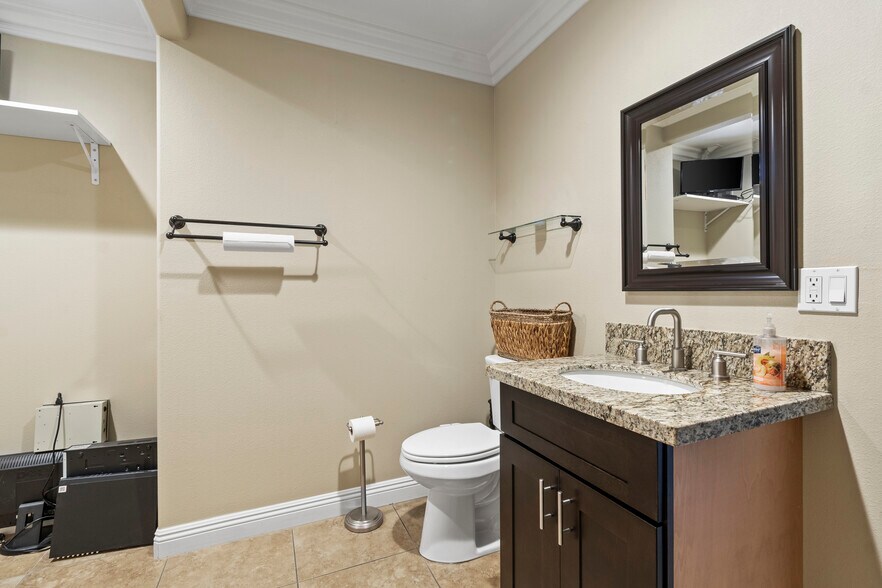 More Photos Of 19700 Temescal Canyon Rd, Corona Freestanding For Lease