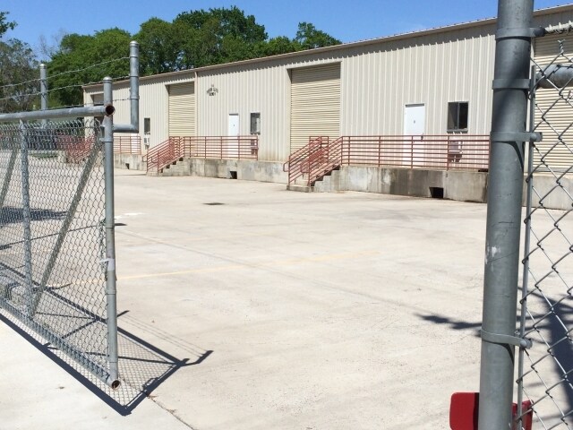More Photos Of 8561 Rayson Rd, Houston Warehouse For Lease