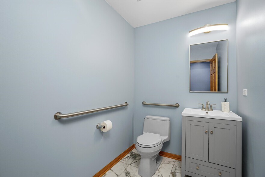 More Photos Of 755 McArdle Dr, Crystal Lake Office For Sale