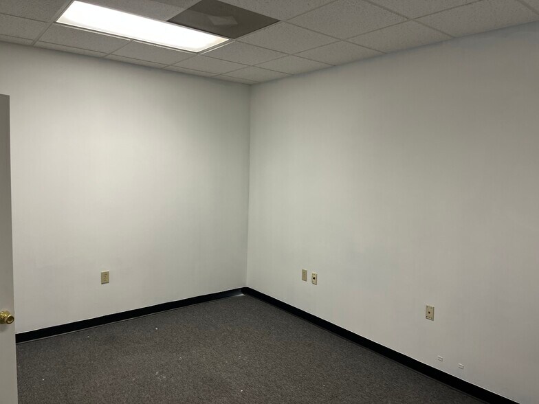 More Photos Of 128 Overhill Dr, Mooresville Light Distribution For Lease