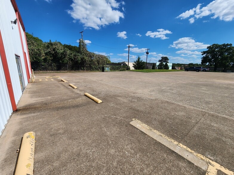 More Photos Of 1841 W Division St, Arlington Warehouse For Sale