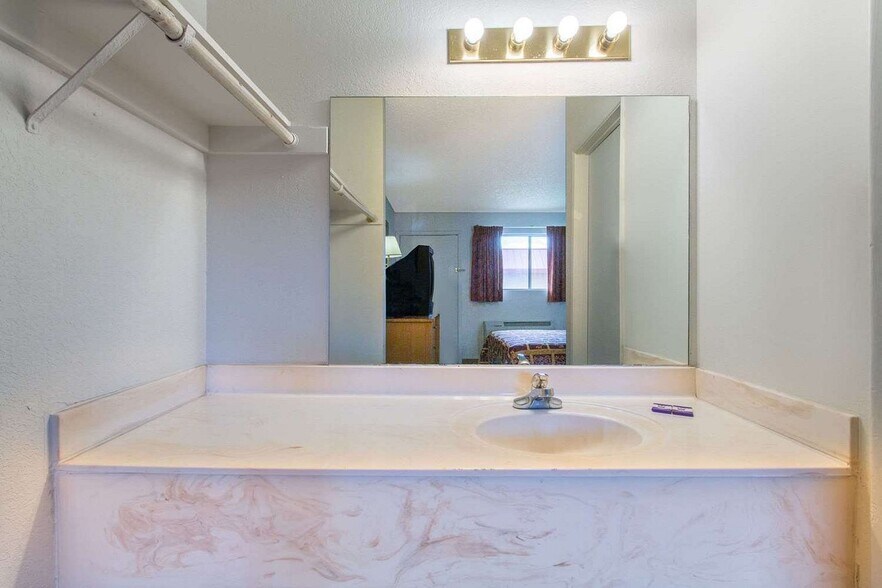 More Photos Of 1624 N Black Canyon Hwy, Phoenix Hotel For Sale