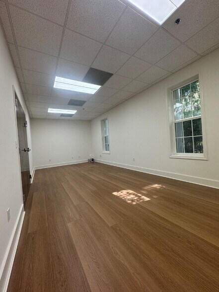 More Photos Of 10 Plantation Park Dr, Bluffton Office For Lease