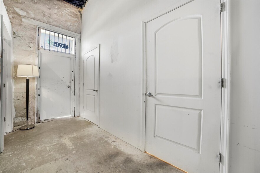 More Photos Of 923 Tx-332-loop, Liberty Hill Storefront Retail Residential For Sale