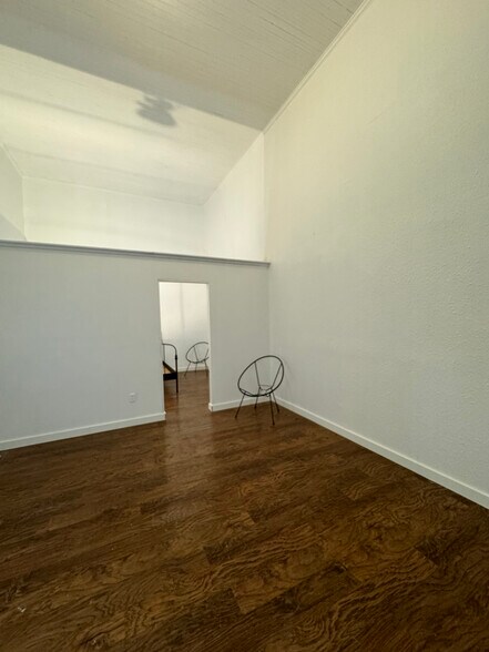 More Photos Of 119 W 2nd St, Taylor Showroom For Lease