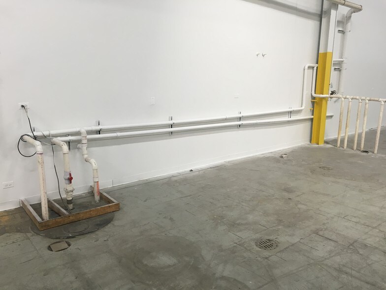 More Photos Of 1001 Entry Dr, Bensenville Warehouse For Lease