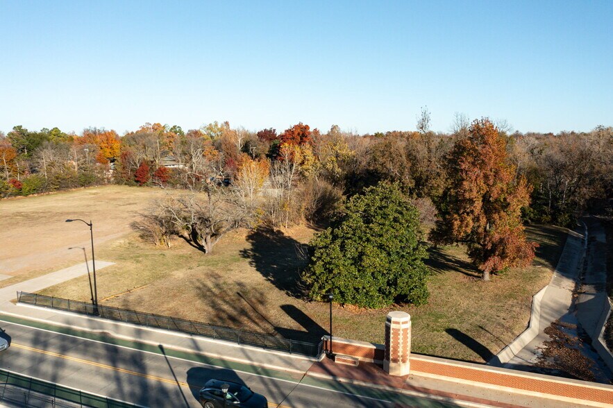 More Photos Of 1031 W Lindsey St, Norman Land For Sale