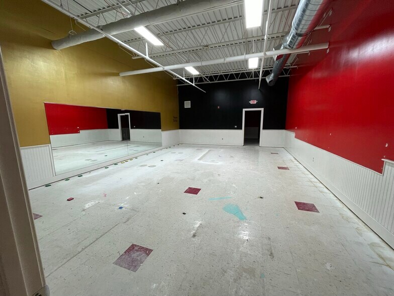 More Photos Of 40-75 Wells Plz, Wells Unknown For Lease