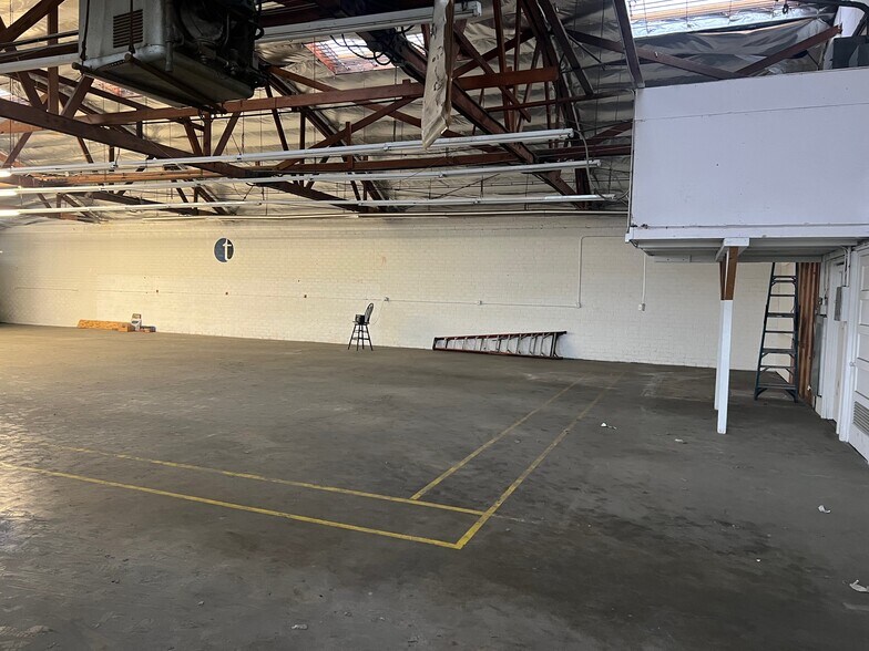 More Photos Of 4440 York Blvd, Los Angeles Manufacturing For Lease