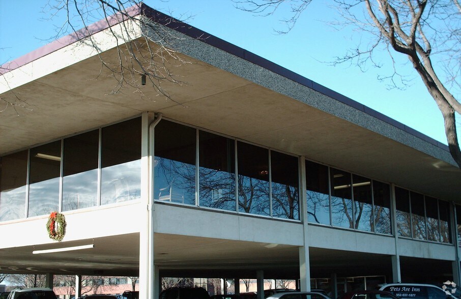 More Photos Of 5100 Edina Industrial Blvd, Edina Office For Lease
