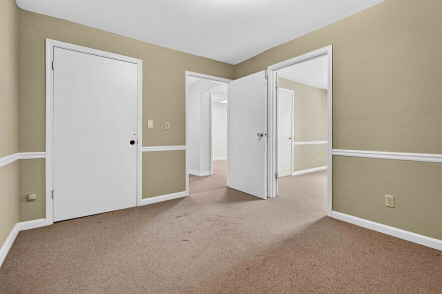 More Photos Of 38 Sycamore St, Jefferson Office For Sale