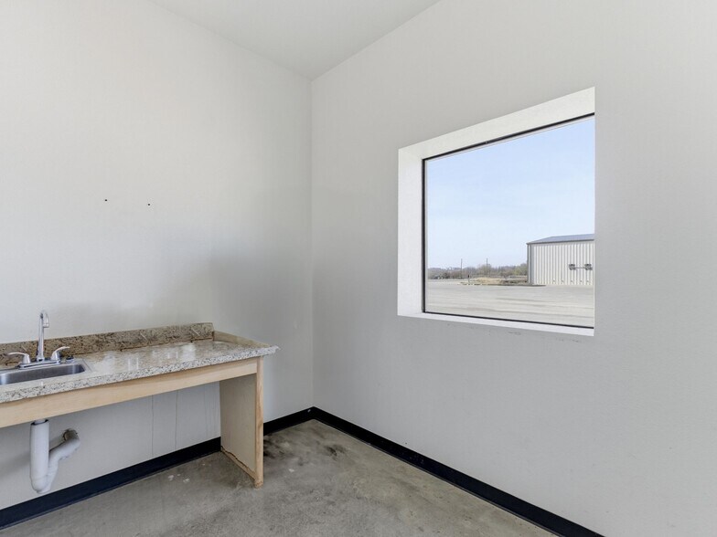 More Photos Of 1511 S Graham St, Stephenville General Retail For Sale