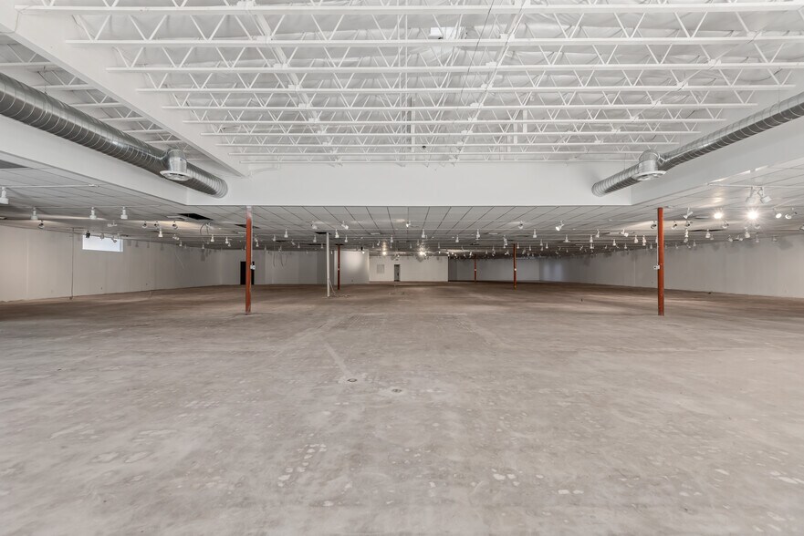 More Photos Of 21725 Erwin St, Woodland Hills Storefront Retail Office For Sale