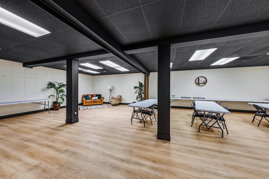 More Photos Of 239 SE G St, Grants Pass General Retail For Sale