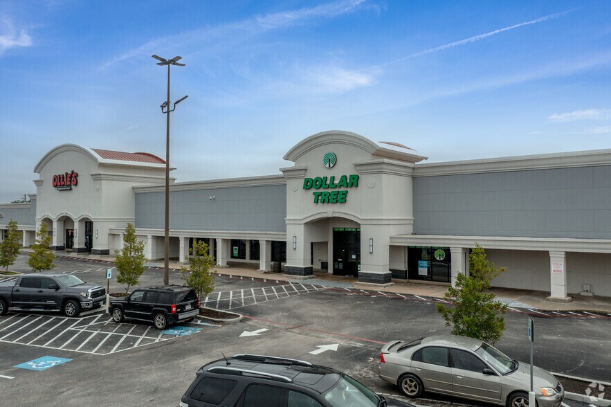 More Photos Of 1001 W Plantation Dr, Clute Unknown For Lease