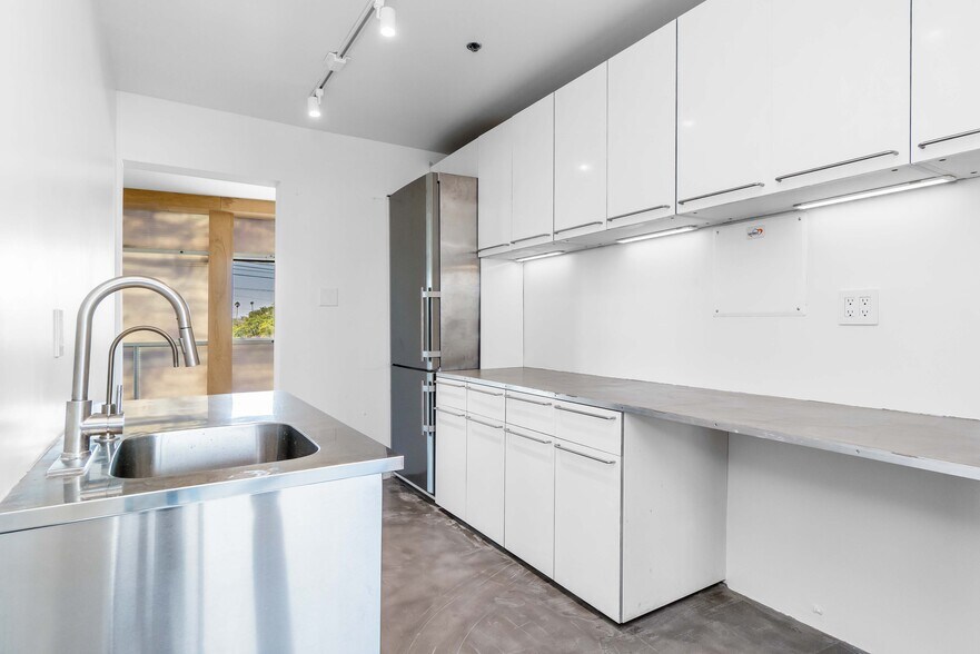 More Photos Of 2434 Lincoln Blvd, Venice Loft Creative Space For Lease