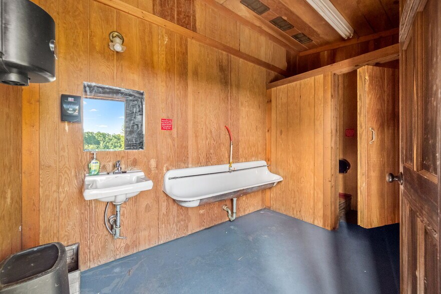 More Photos Of 7080 Dale Ridge Rd, Lancaster Convenience Store For Sale