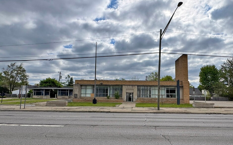 More Photos Of 850 N Telegraph Rd, Dearborn Bank For Sale