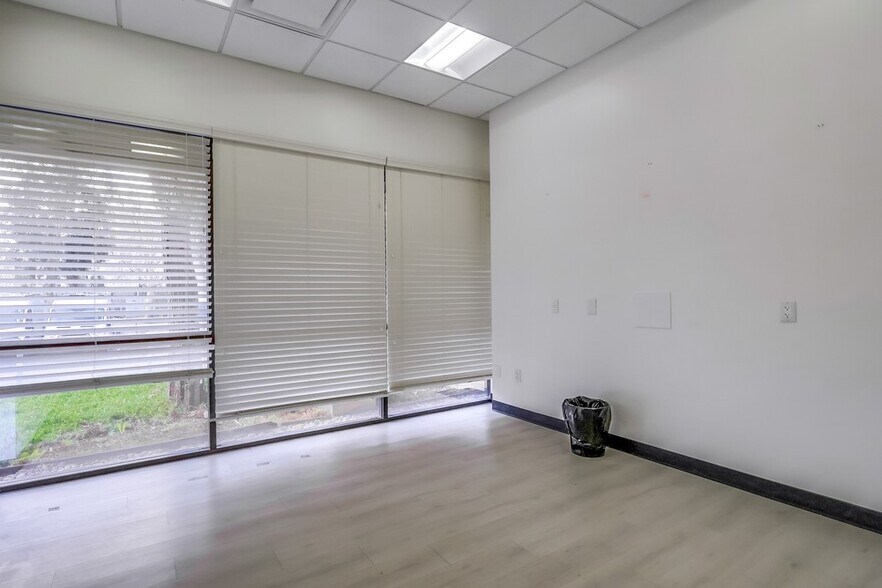 More Photos Of 5947-5951 Variel Ave, Woodland Hills Office For Sale