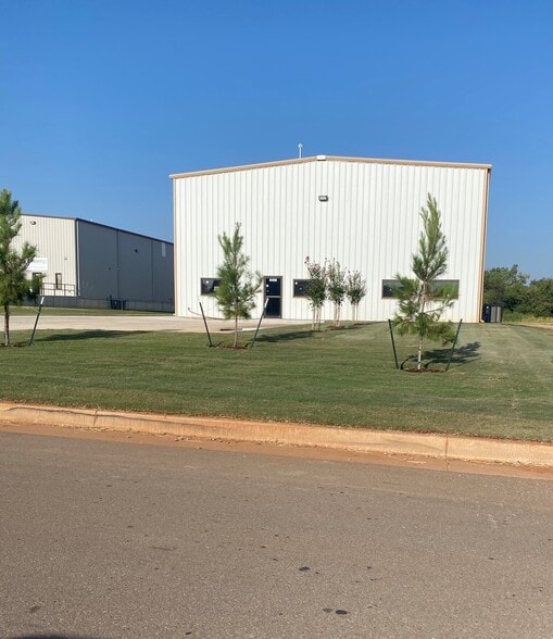 Primary Photo Of 8409 SW 23rd Pl, Oklahoma City Warehouse For Lease