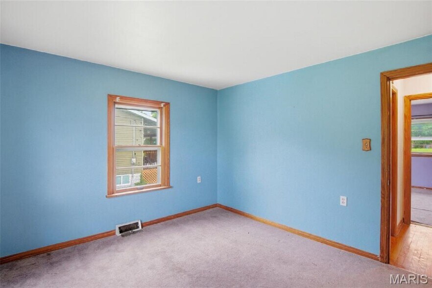 More Photos Of 5912 N Belt W, Belleville Flex For Sale
