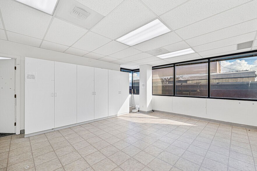 More Photos Of 14546 Hamlin St, Van Nuys Office For Sale